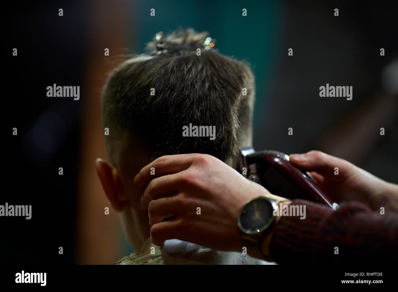 Männer Haarschnitt mit Clipper in der Friseur Stockfoto