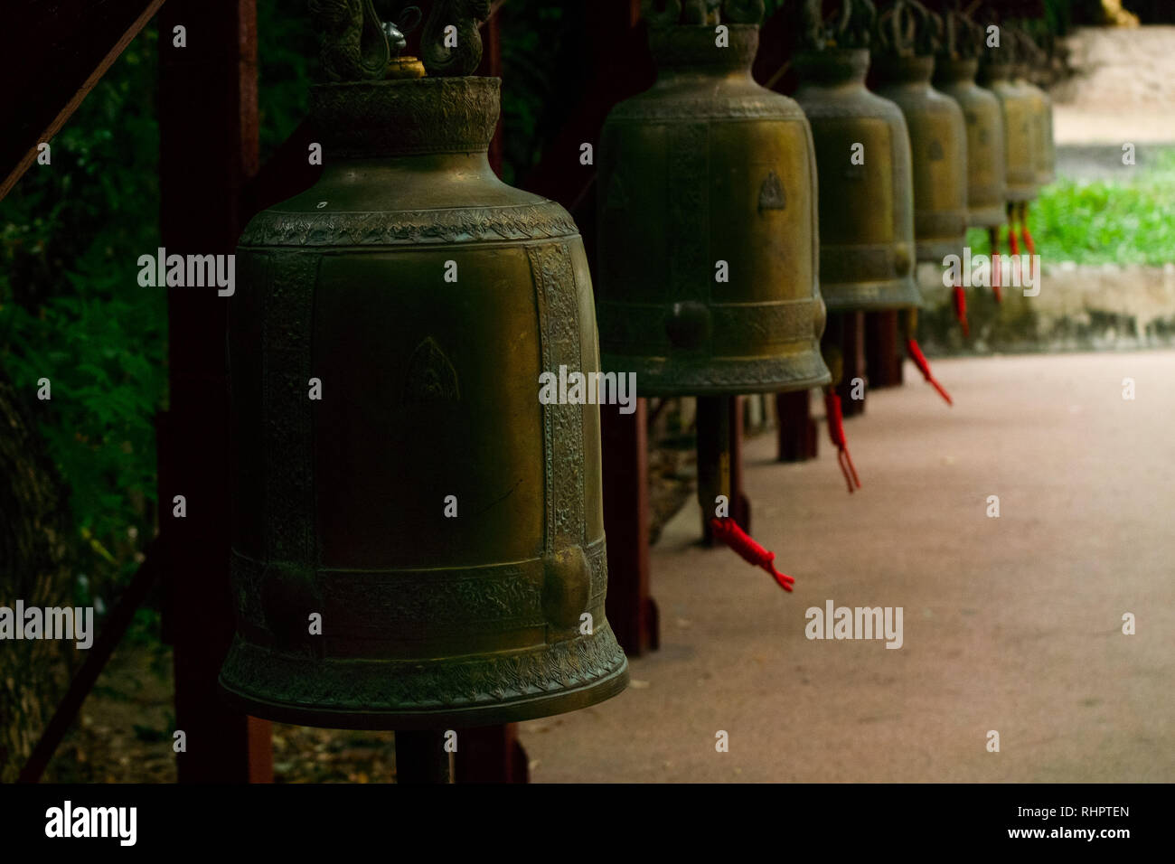 Großes Metall und Buddhistische Glocken hängen auf dem Gelände eines buddhistischen Tempel, Thailand. Stockfoto