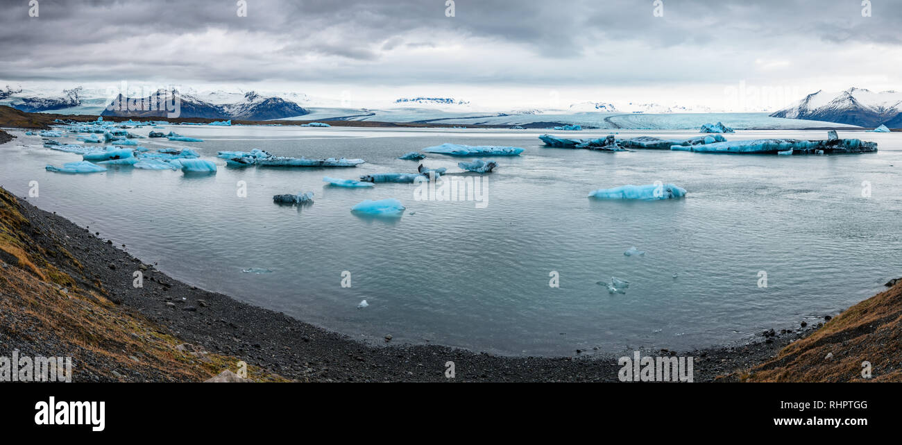 Die Gletscherlagune Jokulsarlon, im Südosten von Island mit Eisbergen gefüllt ist. Dieses eis Lagune Island hat sich zu einer der beliebtesten anziehen Stockfoto