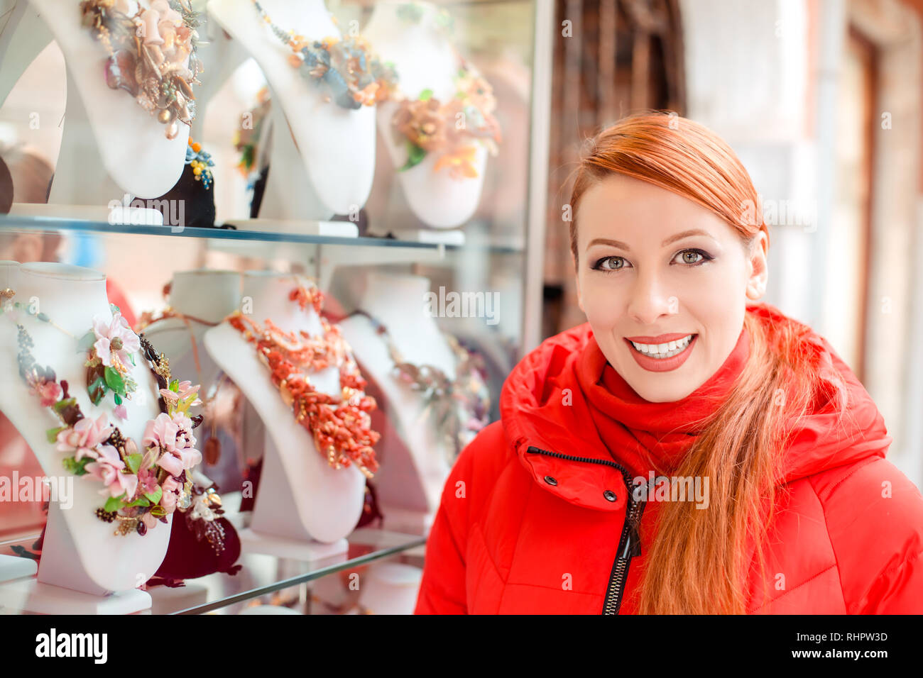 Frau Wahl bijouterie im Schaufenster in Italien Murano Stockfoto