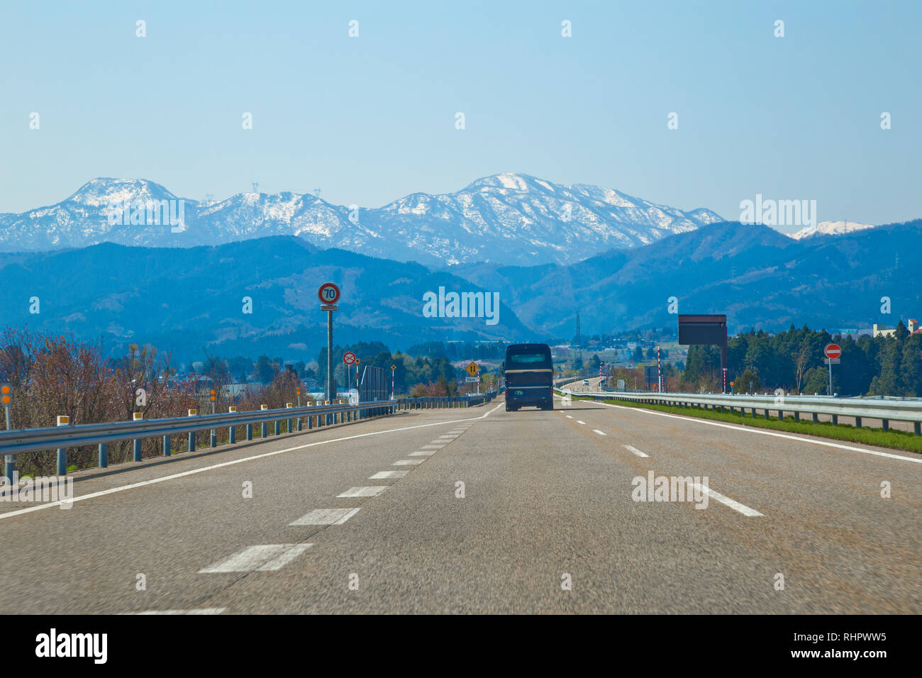 Ausblick auf die Landschaft Straße mit Japanischen Alpen Berg im Hintergrund. Stockfoto