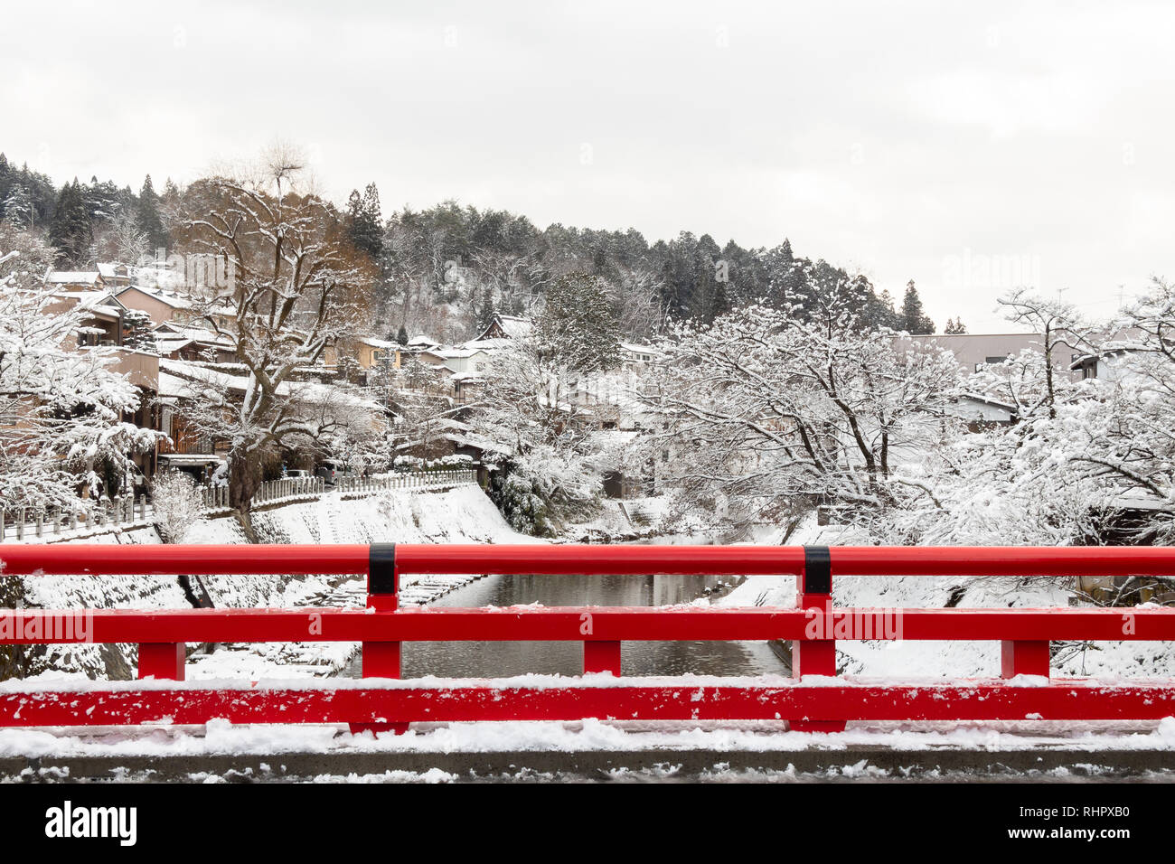 Nakabashi Brücke mit Schnee fallen und Miyakawa Fluss im Winter Saison. Wahrzeichen von Hida, Gifu, Takayama, Japan. Ausblicke auf die Landschaft. Stockfoto