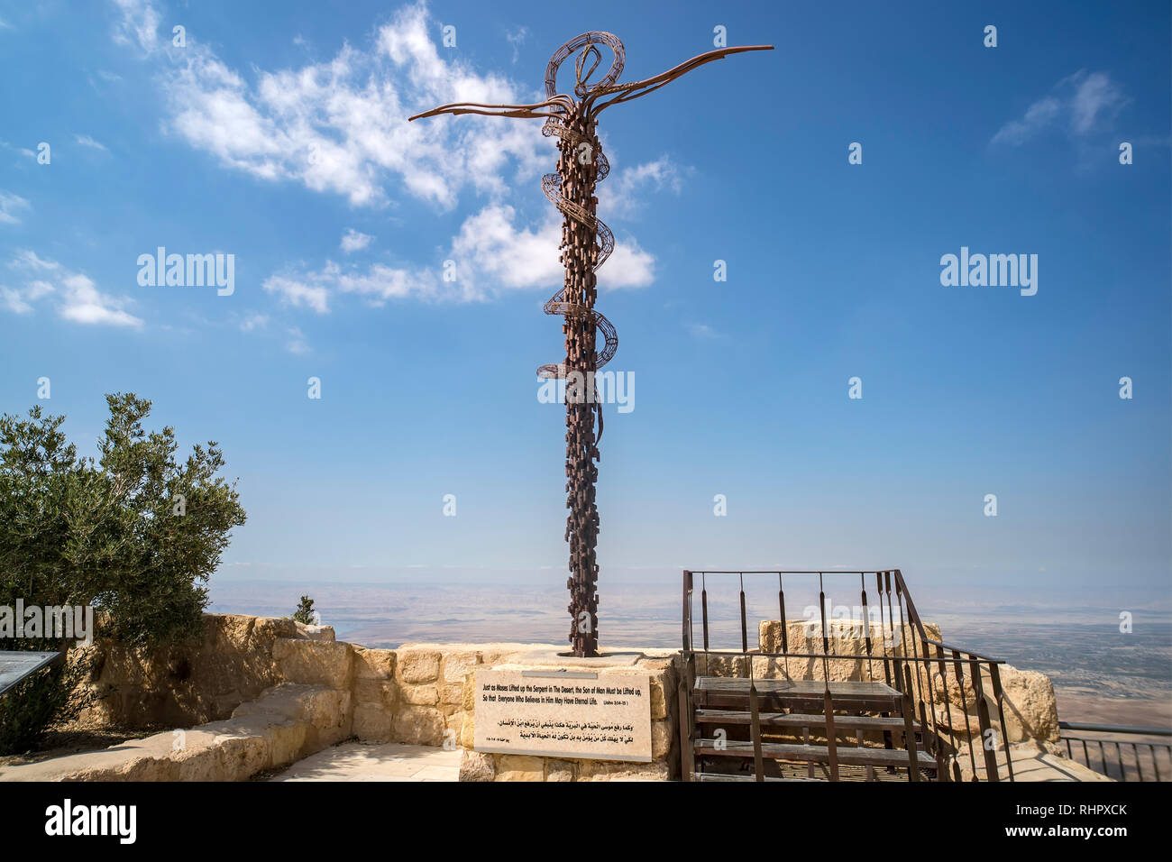 Die serpentine Kreuz Skulptur, die eherne Schlange erstellt von italienischen Künstlers Giovanni Fantoni, oben auf dem Berg Nebo im Sonnenlicht vor blauem Himmel Stockfoto