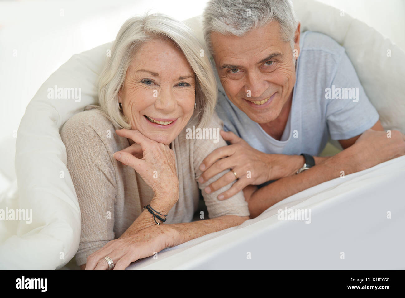 Portrait von Happy attraktive senior Paar im Bett Stockfoto