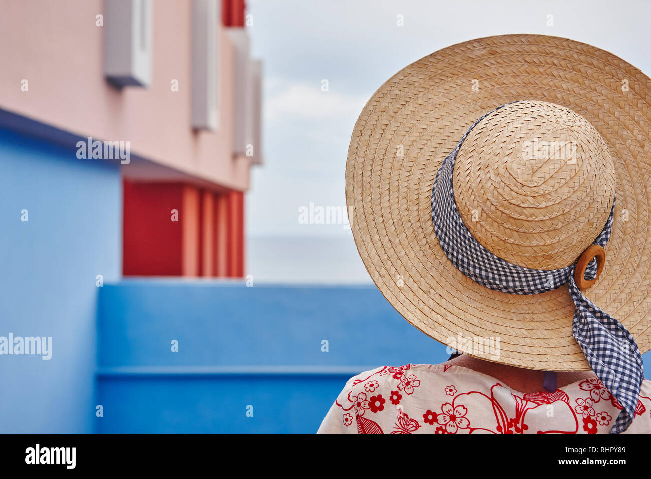 Frau an der Roten Wand, La Manzanera. Calpe, Spanien Stockfoto