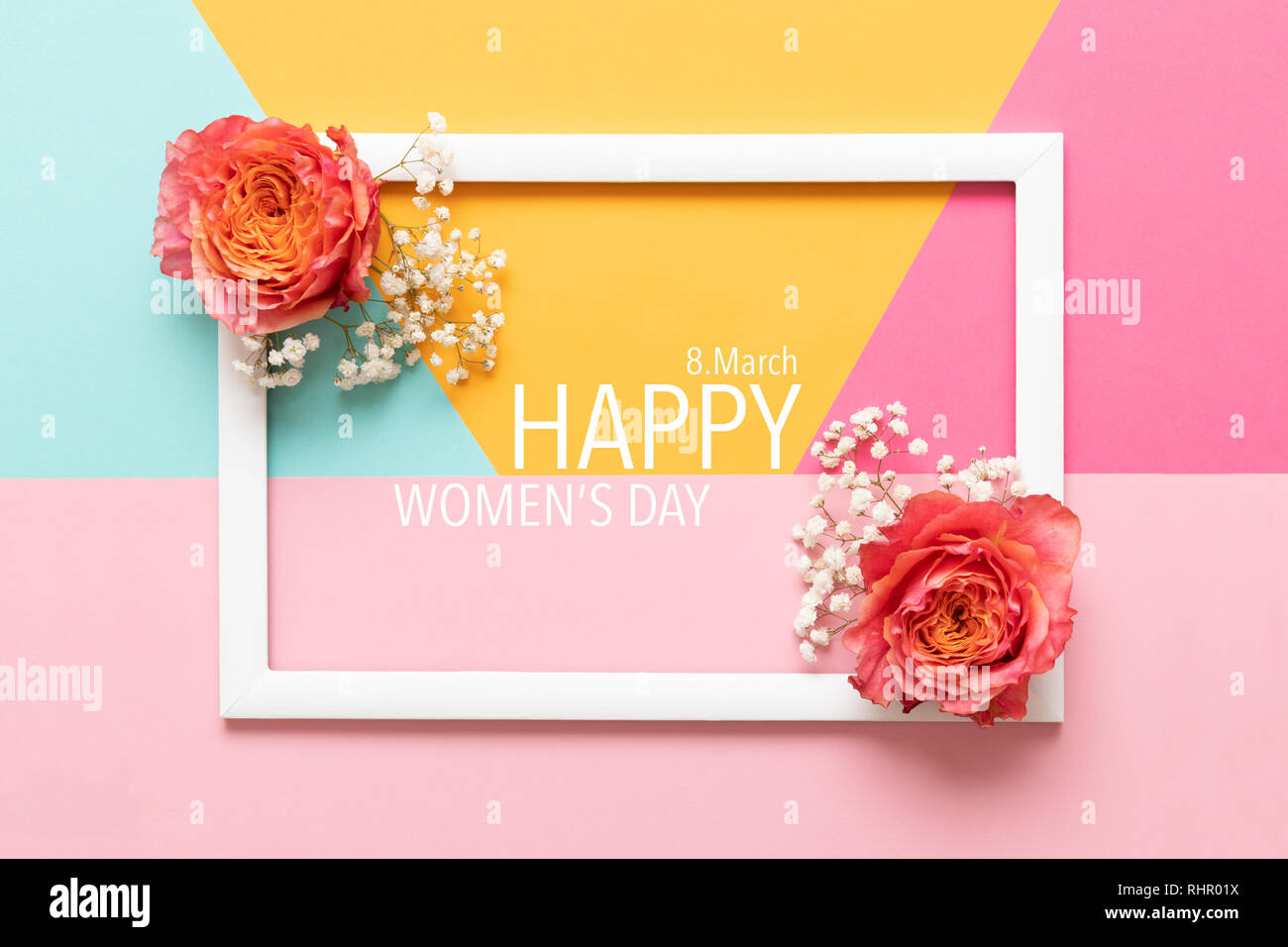Der glückliche Frauen Tag Pastellfarbenen Hintergrund. Flach Grußkarten mit schönen Korallen hue Rosen. Stockfoto