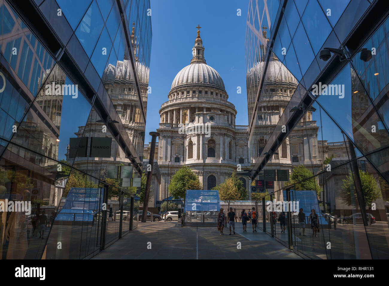 Die Kuppel der St. Paul's Kathedrale und seine Reflexion auf Glasscheiben von einem neuen Einkaufszentrum. London, Vereinigtes Königreich. Stockfoto