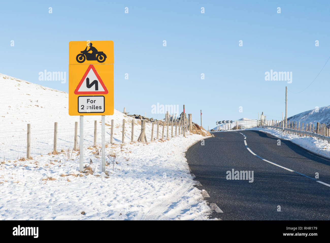 Gefährliche Kurven Schild auf der A 93 (Alte militärische Straße) im Cairngorms, der bis zu den Glenshee Skigebiet, Schottland, Großbritannien Stockfoto