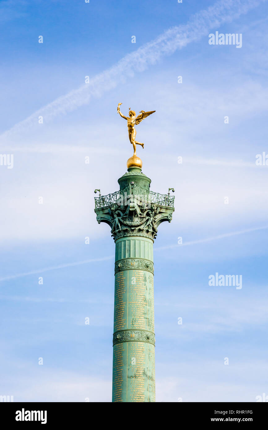 Das Genie der Freiheit goldene Statue auf den Juli Spalte in der Mitte der Place de la Bastille in Paris, Frankreich, gegen den blauen Himmel. Stockfoto