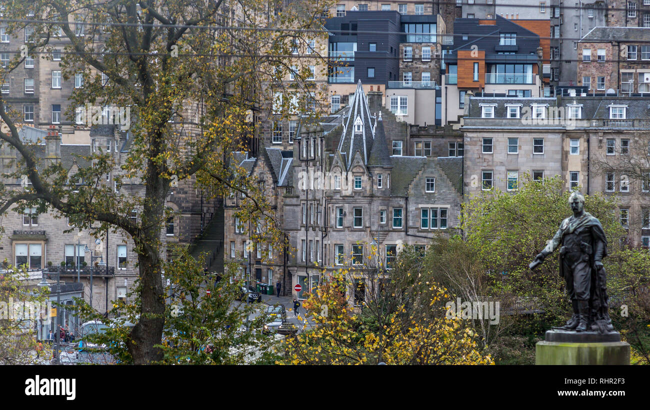 David Livingstones große Statue der Bildhauerin Amelia Robertson Hill zeigt den Blick von den Princes Street Gardens in Richtung Market Street in Edinburgh Stockfoto