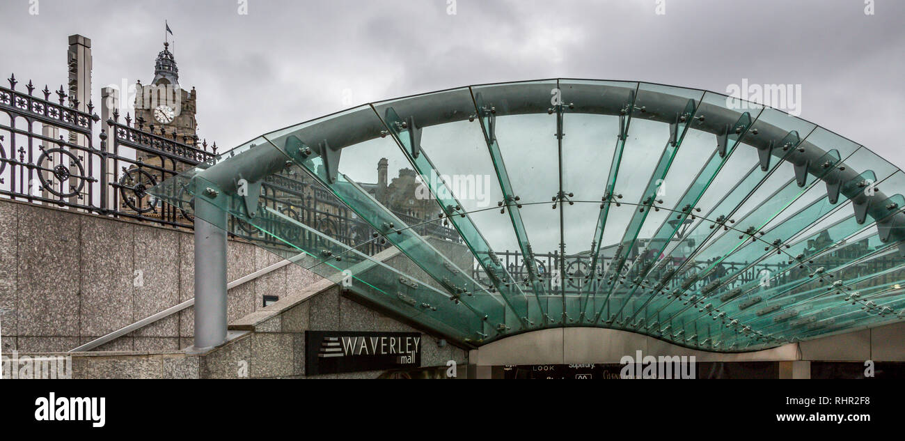 Das imposante Glas- und Stahldach der Waverley Station deckt den Eingang der Mall zur Waverley Station in Schottlands berühmter geschäftiger Stadt Edinburgh ab Stockfoto