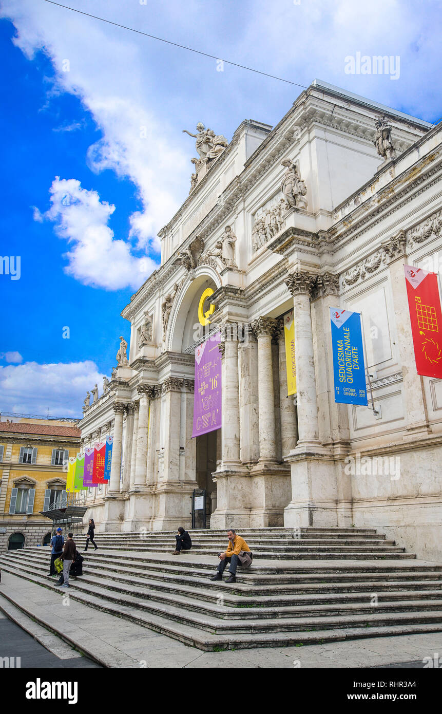 Blick auf den Palazzo delle Esposizioni. Die Ausstellung Palace ist ein neoklassizistischer Ausstellungshalle, Kulturzentrum und Museum an der Via Nazionale in Rom. Stockfoto