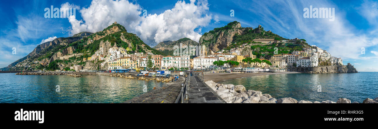 Panorama von Amalfi, der wichtigsten Stadt der Küste, auf dem es genommen vom Meer entfernt ist. Salerno, in der Region Kampanien, Italien Stockfoto