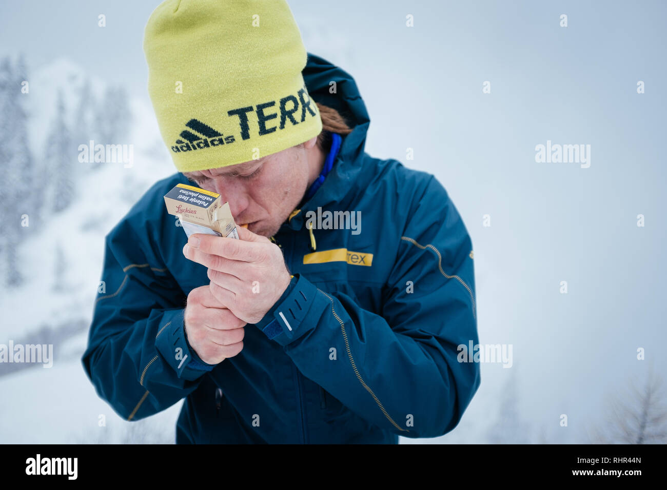 Mann beim Skifahren eine Zigarette in den Bergen Stockfoto