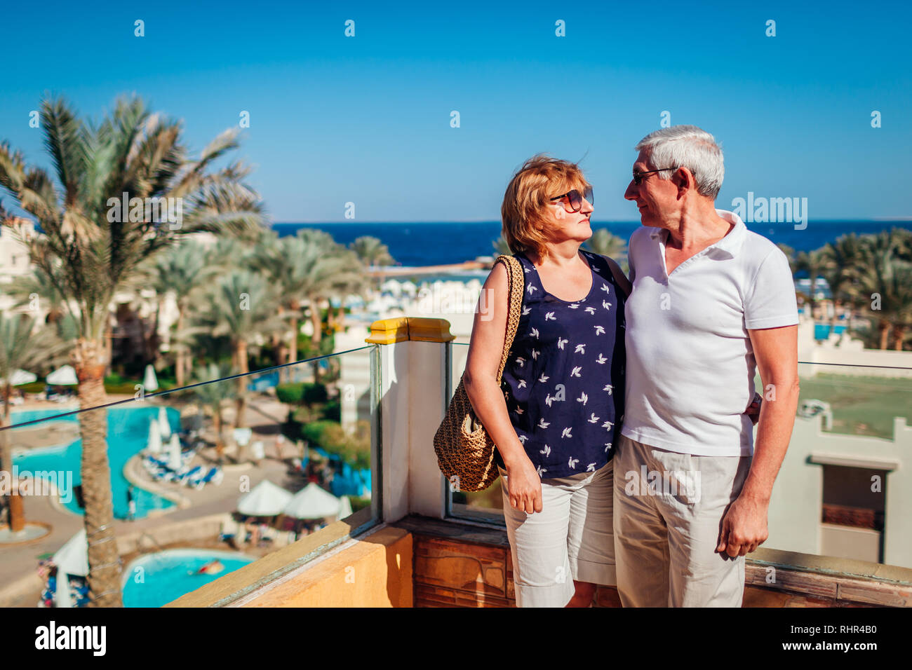 Senior Paar hotel Gebiet bewundern Sie die Aussicht auf das Meer. Leute genießen Urlaub. Reisen Stockfoto Senior Paar hotel Gebiet bewundern Sie die Aussicht auf das Meer. Leute genießen Urlaub. Reisen Stockfoto