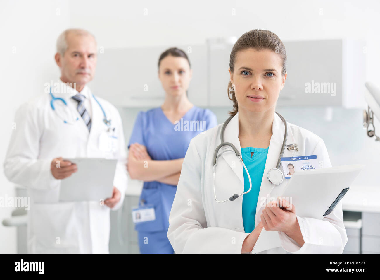 Portrait von zuversichtlich Ärzten mit medizinischen Berichte stehen an der Klinik Stockfoto