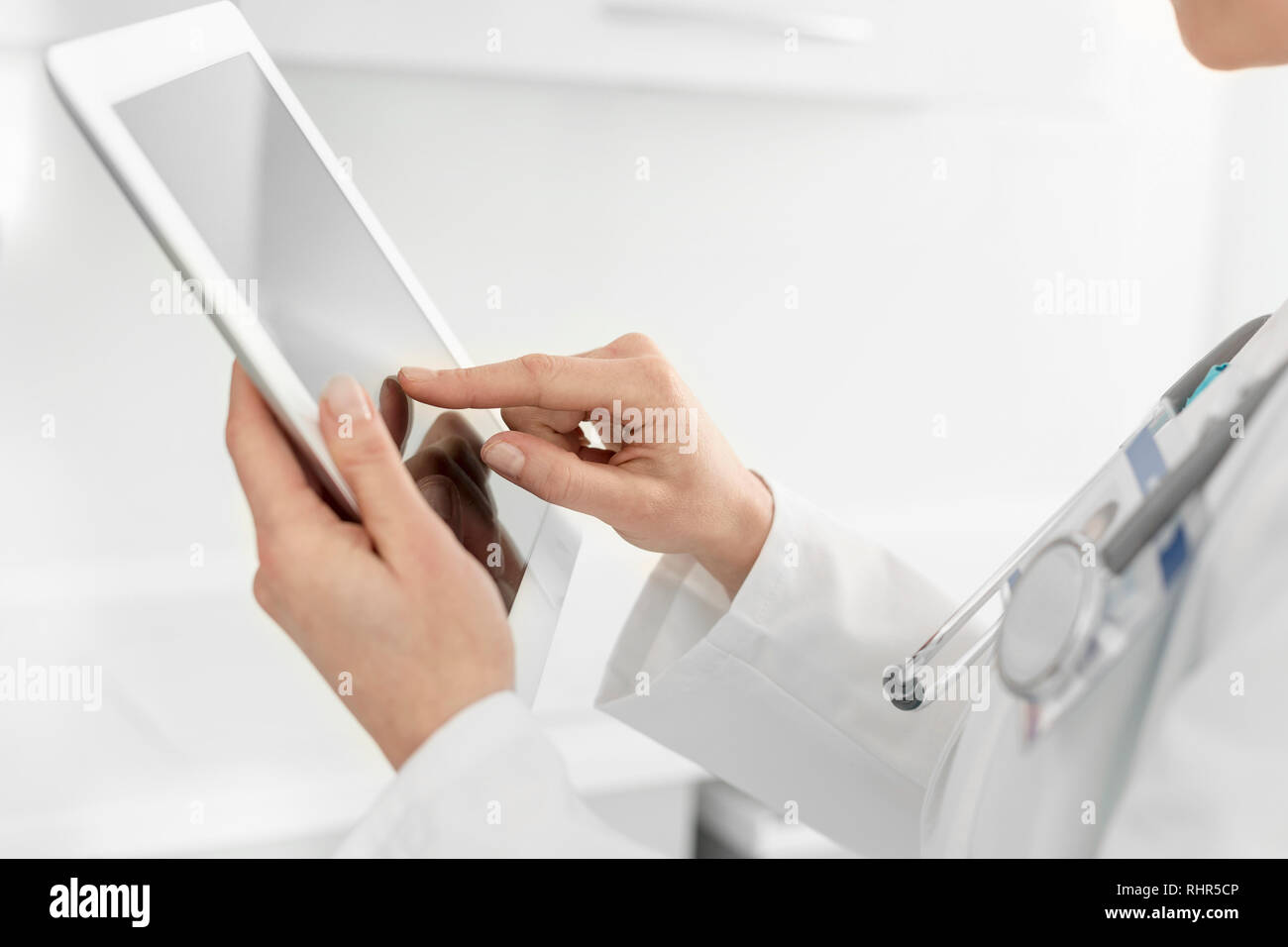 Mittelteil von Doktor mit digitalen Tablet an der Klinik Stockfoto Mittelteil von Doktor mit digitalen Tablet an der Klinik Stockfoto