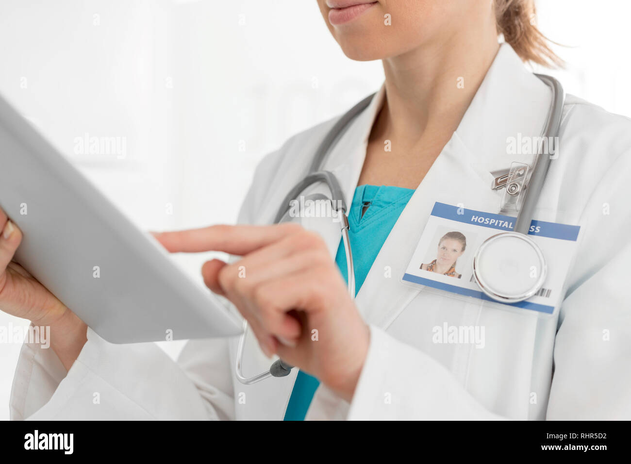 Mittelteil der Ärztin mit digitalen Tablet an der Klinik Stockfoto Mittelteil der Ärztin mit digitalen Tablet an der Klinik Stockfoto