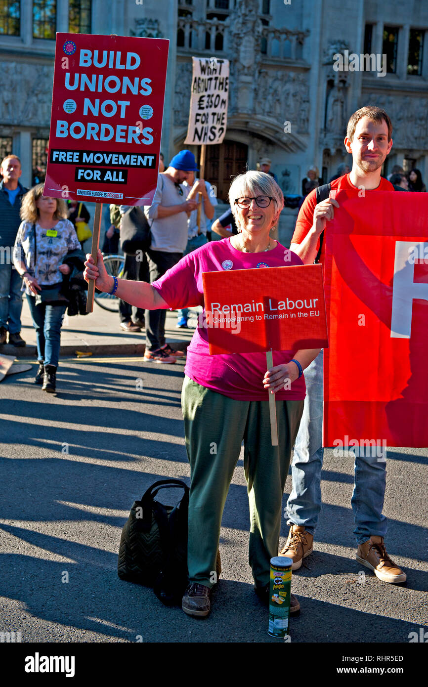 Britische Labour Party Unterstützer demonstrieren in der Europäischen Union bei einer Kundgebung in London gegen Brexit zu bleiben. Stockfoto