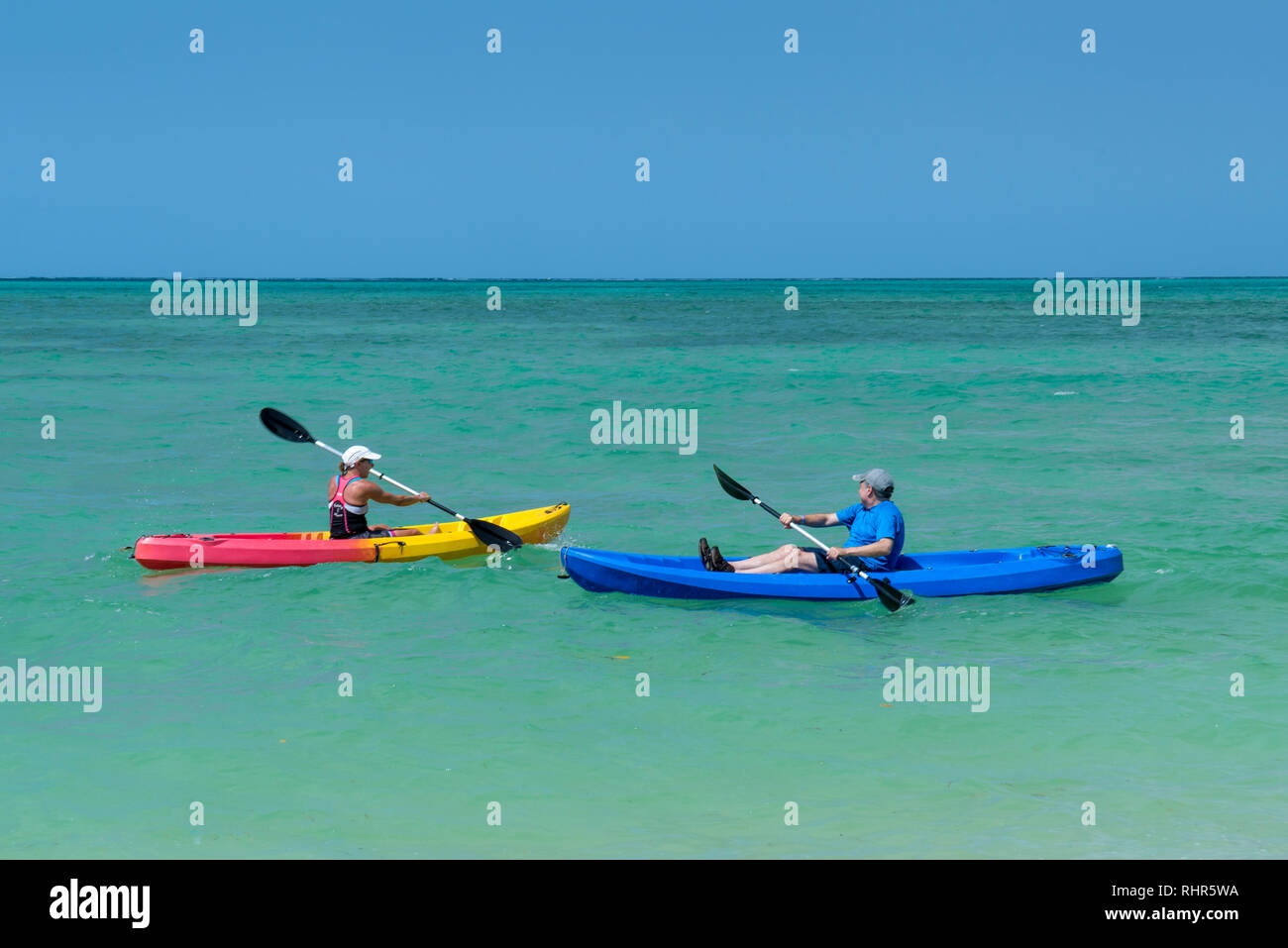 Paar Kajak am Pigeon Point Heritage Park auf der Insel Tobago, Trinidad und Tobago. Stockfoto