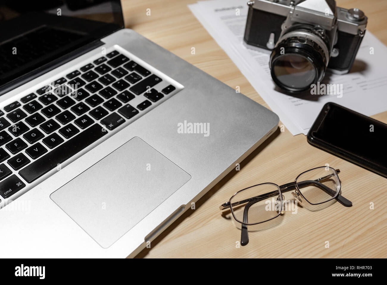 Holz- Fotograf Schreibtisch Tisch mit Kamera, Laptop, Smartphone und  Brillen - Bild Stockfotografie - Alamy