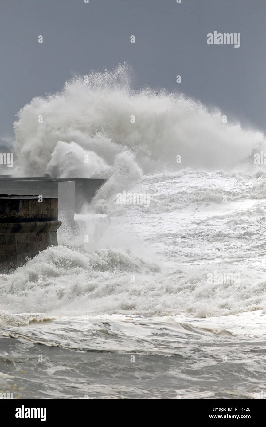 Große Sturm Meer Wellen in die Wände des Douro River Mouth. Stockfoto