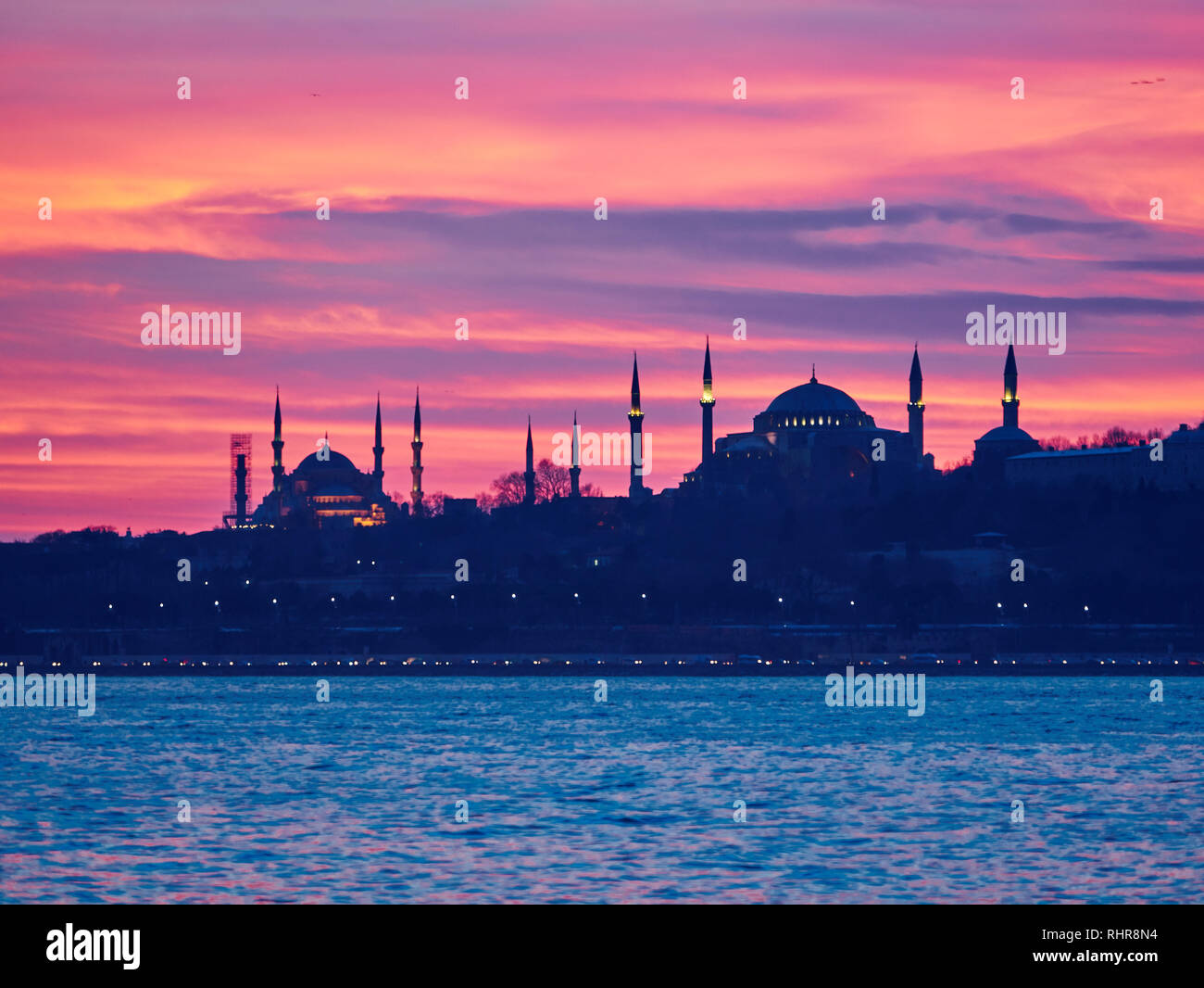 Sehenswürdigkeiten von Istanbul bei Sonnenuntergang: Hagia Sophia und der Blauen Moschee Stockfoto