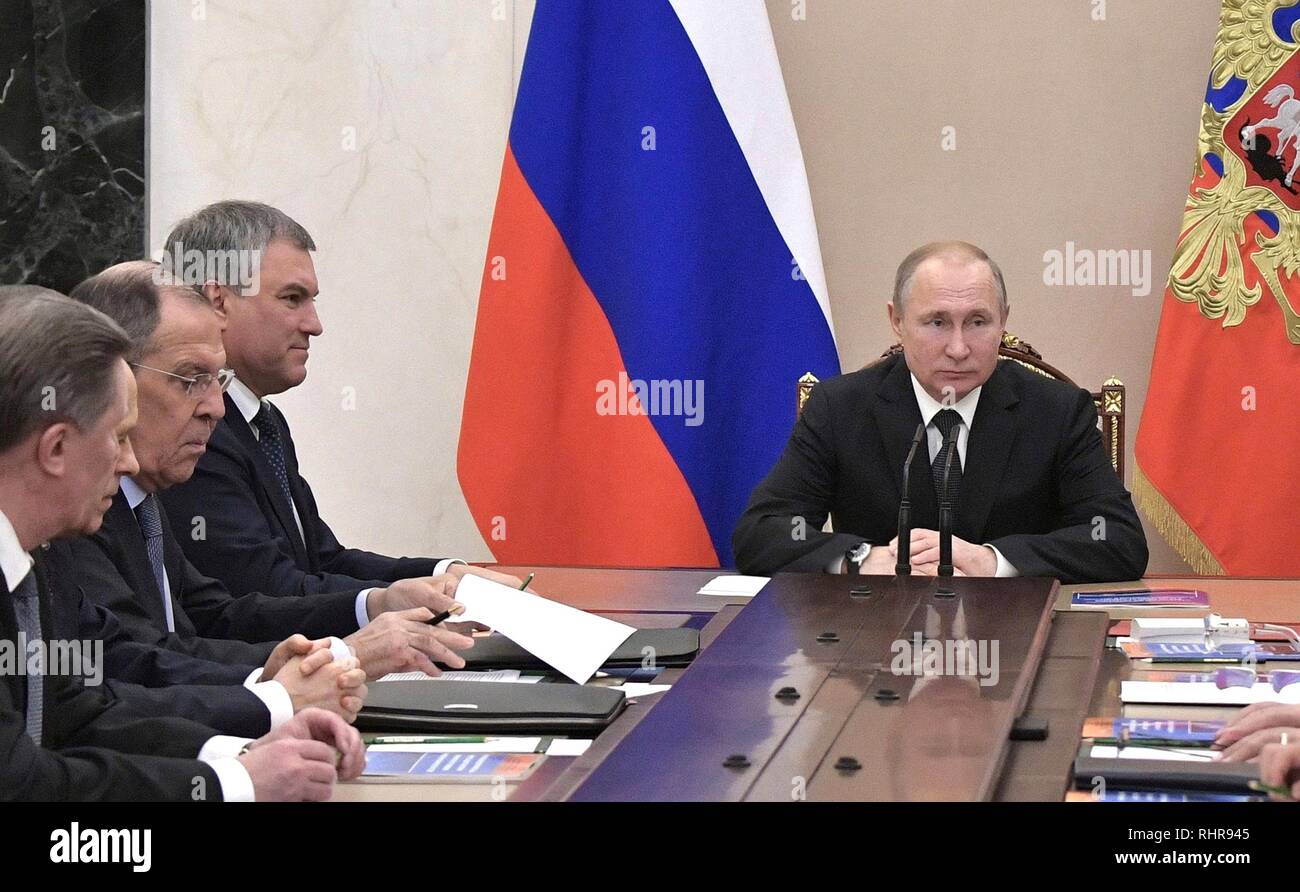 Der russische Präsident Wladimir Putin, rechts, hält ein Treffen mit den ständigen Mitgliedern des Sicherheitsrates im Kreml Februar 1, 2019 in Moskau, Russland. Die Konferenz erörterte die United States Plan aus der INF-Abkommen und der Krise in Venezuela zu entziehen. Stockfoto
