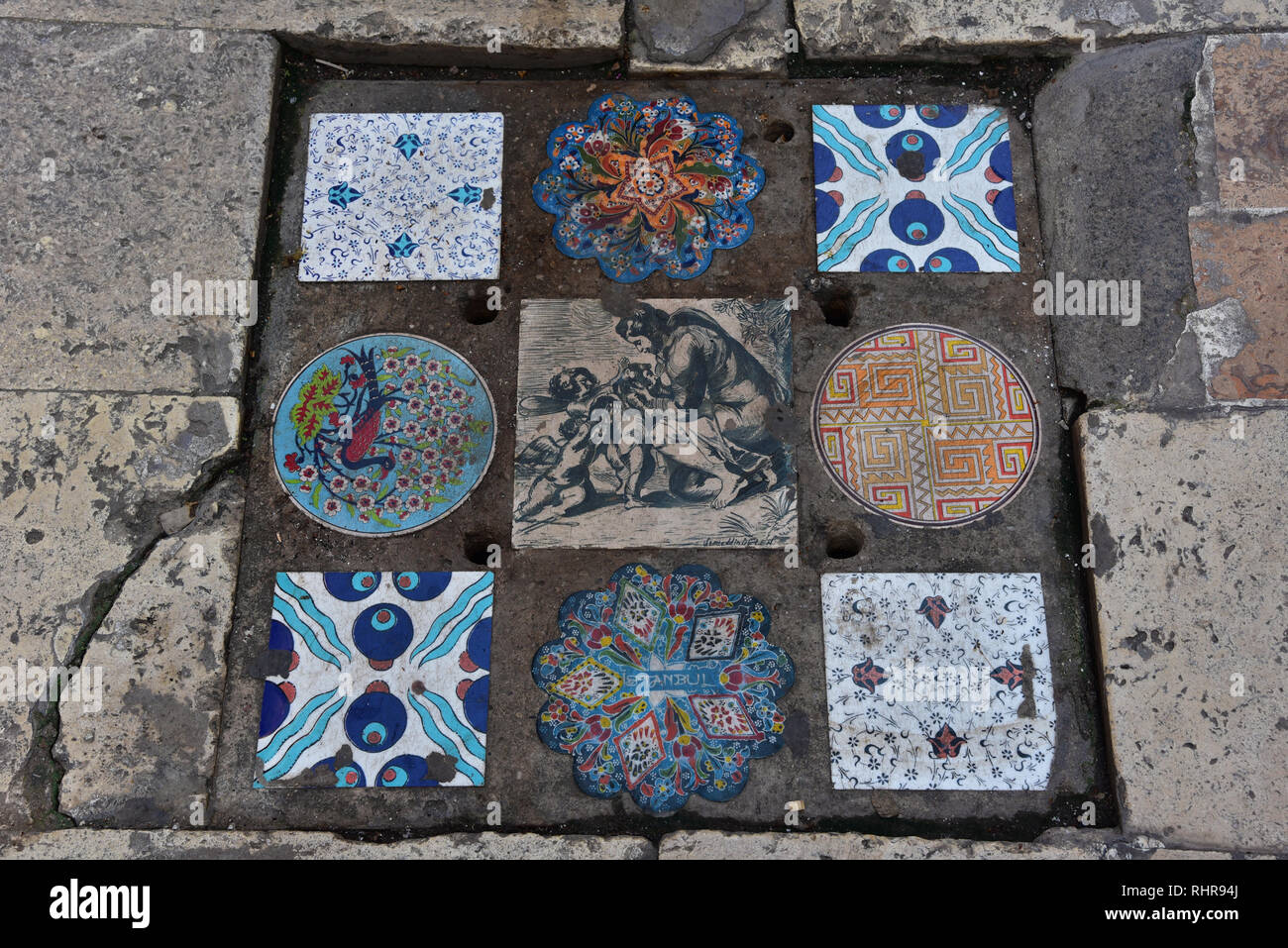 Street Art. Künstlerisch Fliesen- drain Abdeckung auf der Innenseite der Luxushotels Arasta Basar, Sultanahmet, Istanbul, Türkei, Europa. Stockfoto
