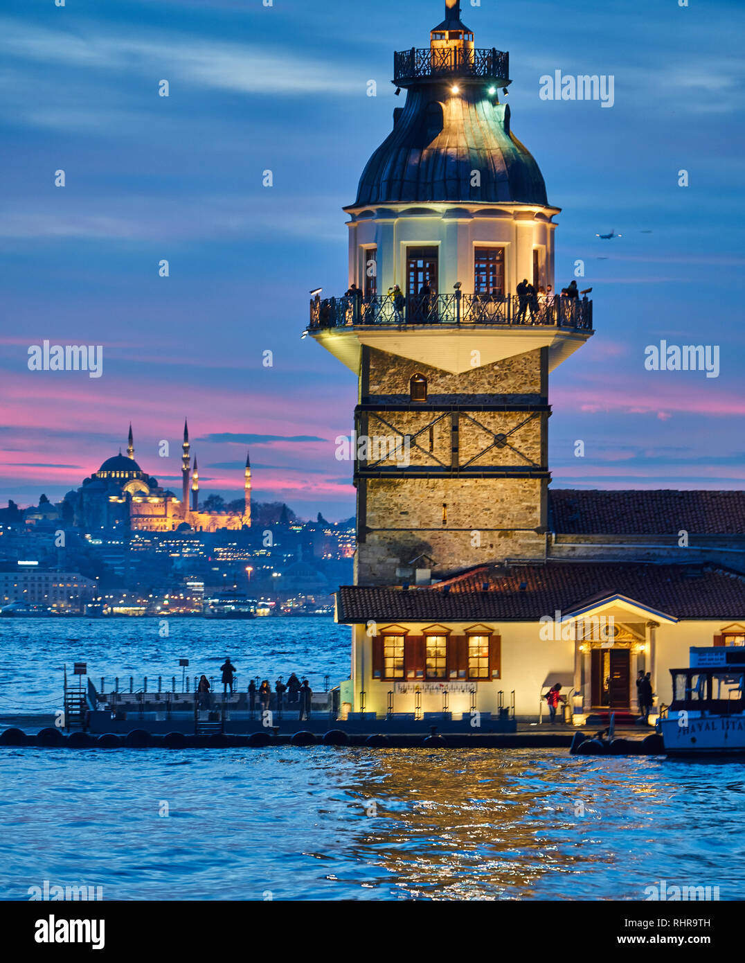 Sehenswürdigkeiten von Istanbul bei Sonnenuntergang: Maiden Tower und Suleymaniye Moschee Stockfoto