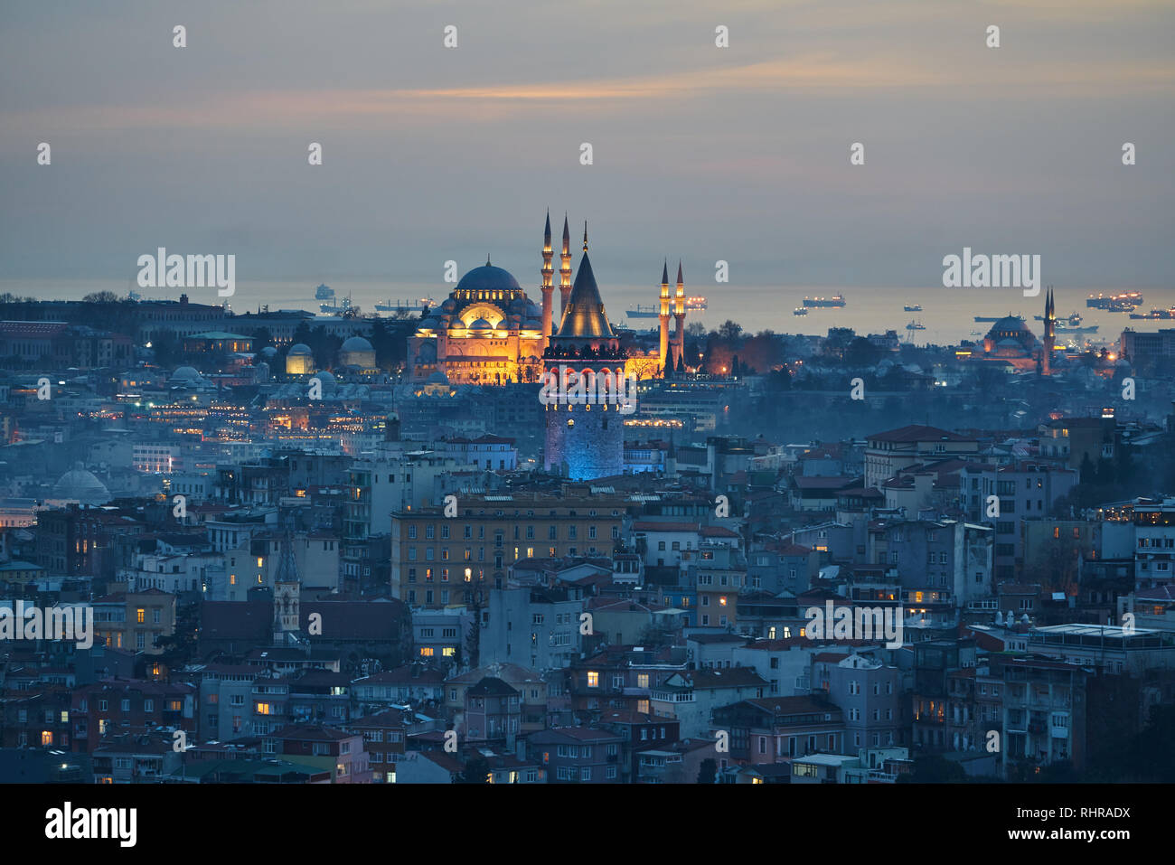 Sehenswürdigkeiten von Istanbul bei Sonnenuntergang: Galataturm und Suleymaniye Moschee Stockfoto