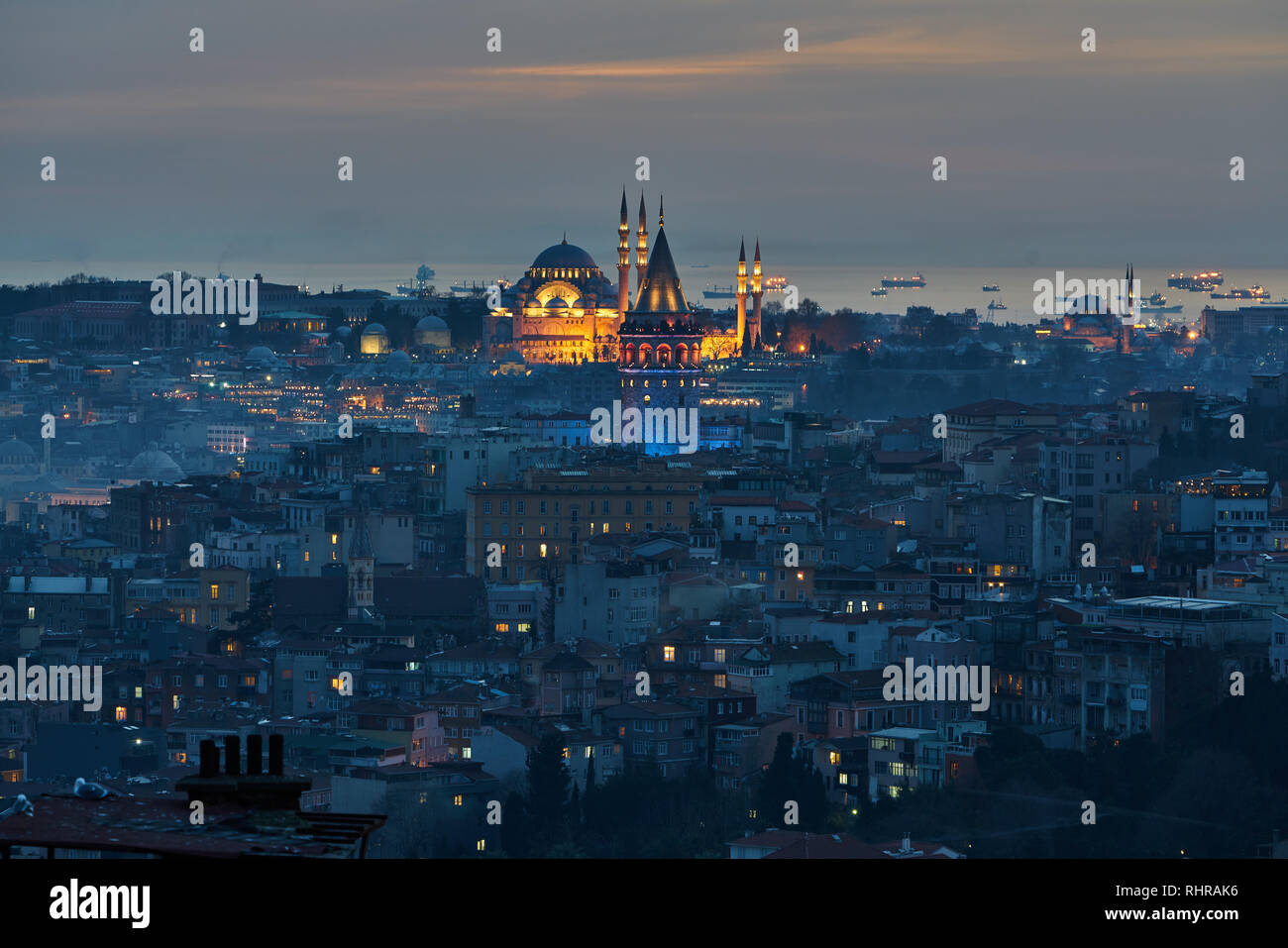 Sehenswürdigkeiten von Istanbul bei Sonnenuntergang: Galataturm und Suleymaniye Moschee Stockfoto