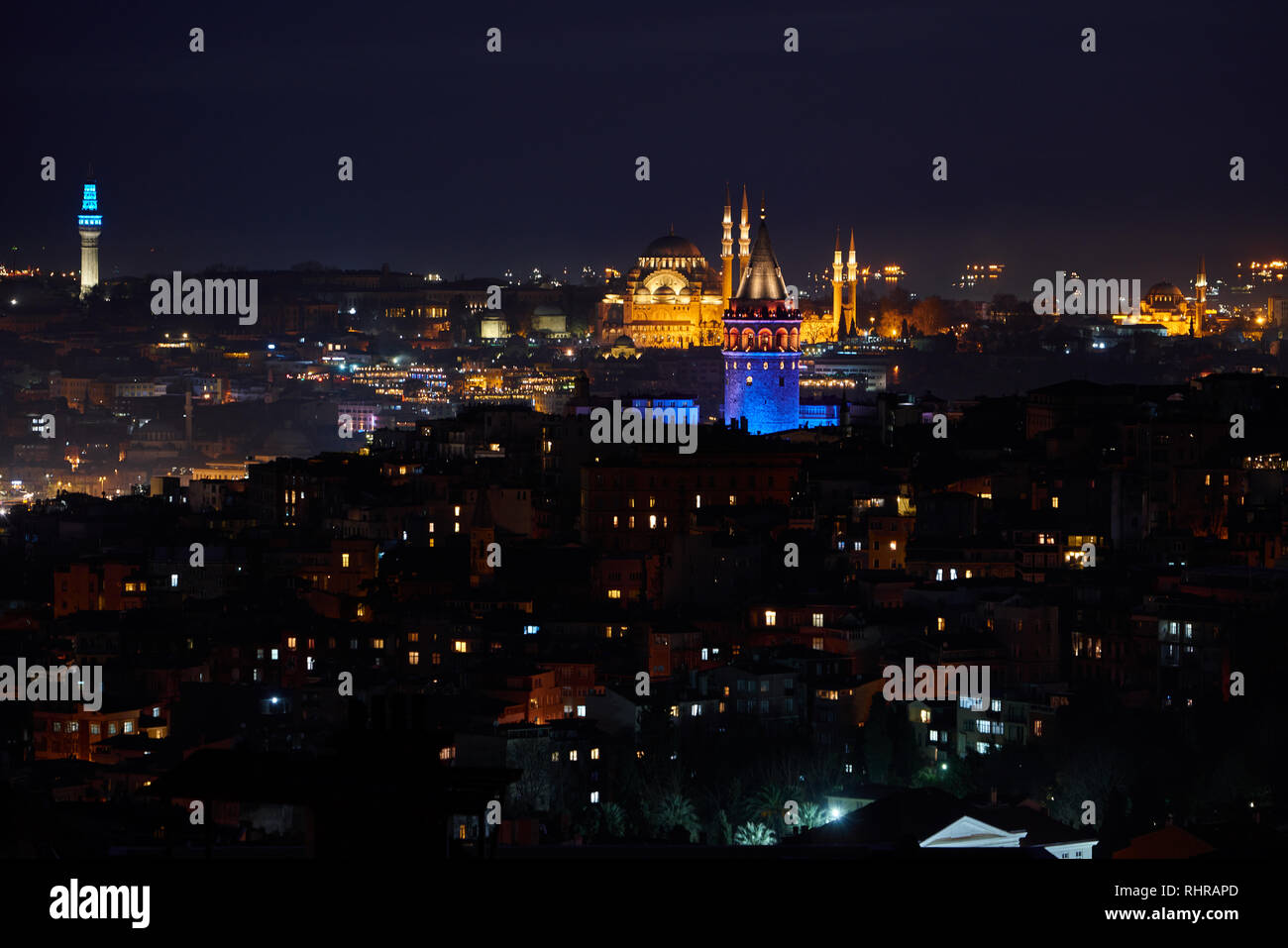 Sehenswürdigkeiten von Istanbul bei Nacht: der Galata-turm und Suleymaniye Moschee Stockfoto