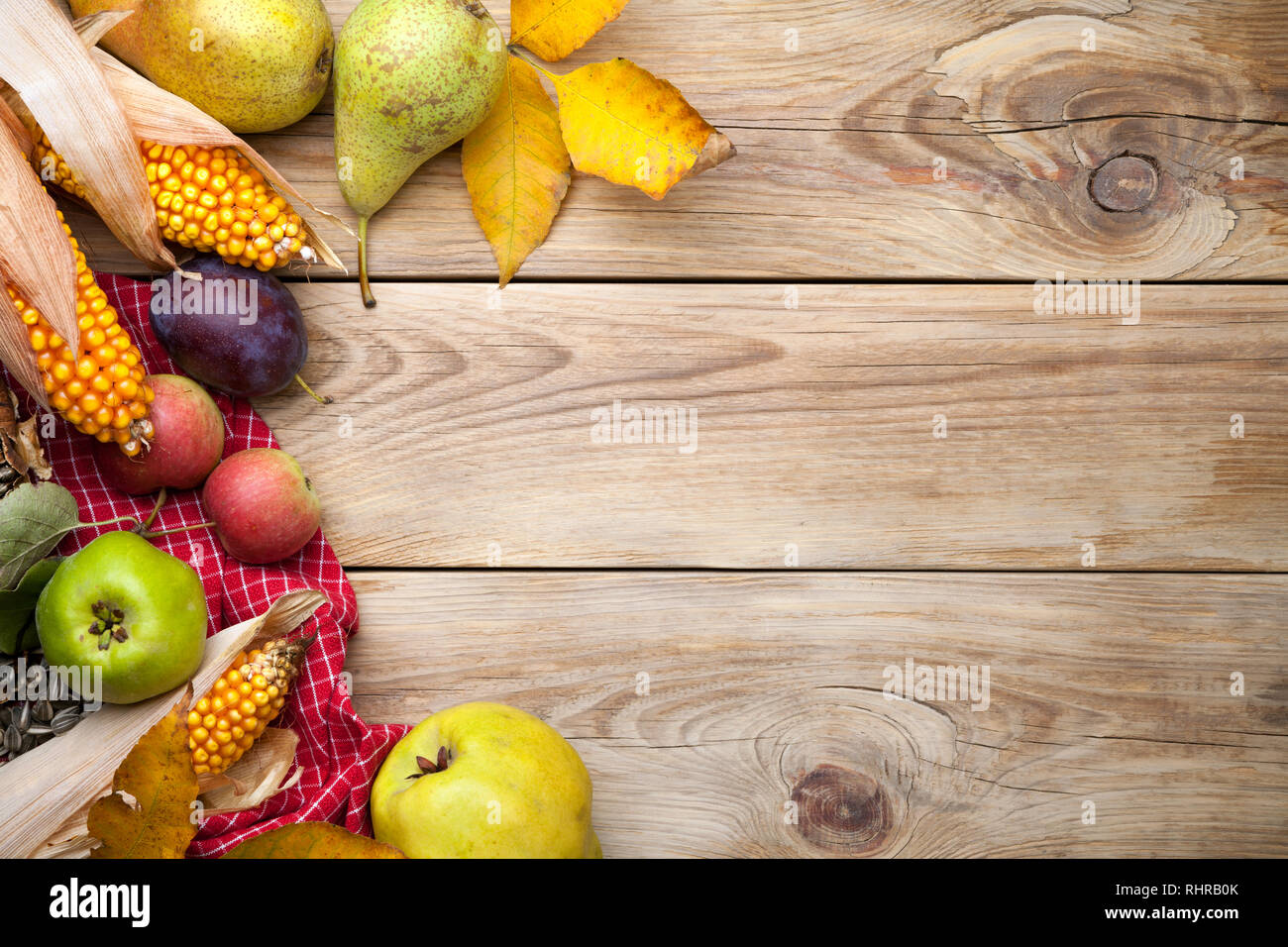 Herbst Gemüse und Früchte auf Holztisch. Ansicht von oben. Platz kopieren Stockfoto