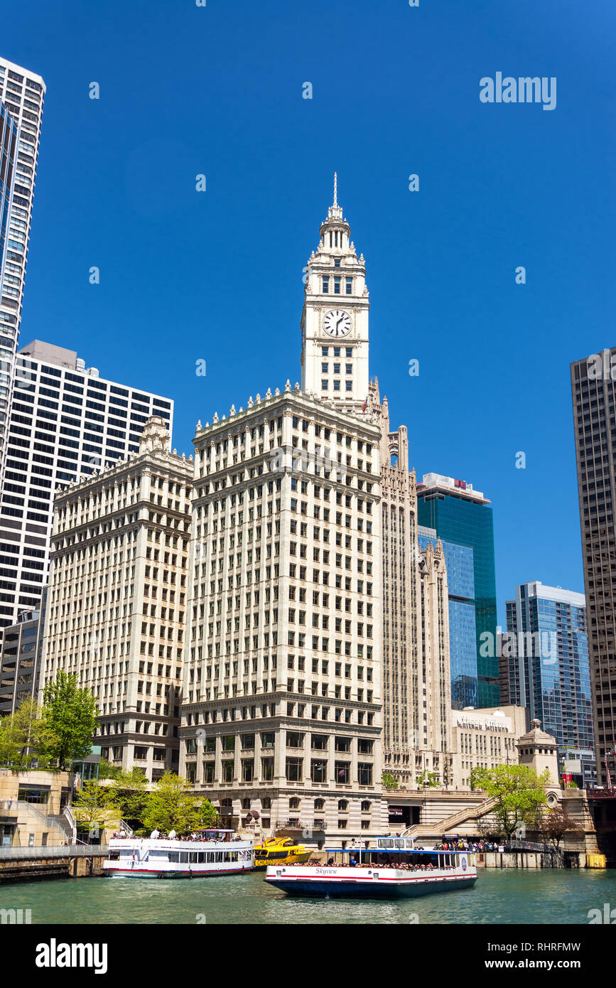 CHICAGO - 12. Mai: Wrigley Building und Boote in der Innenstadt von Chicago am 12. Mai 2017 Stockfoto
