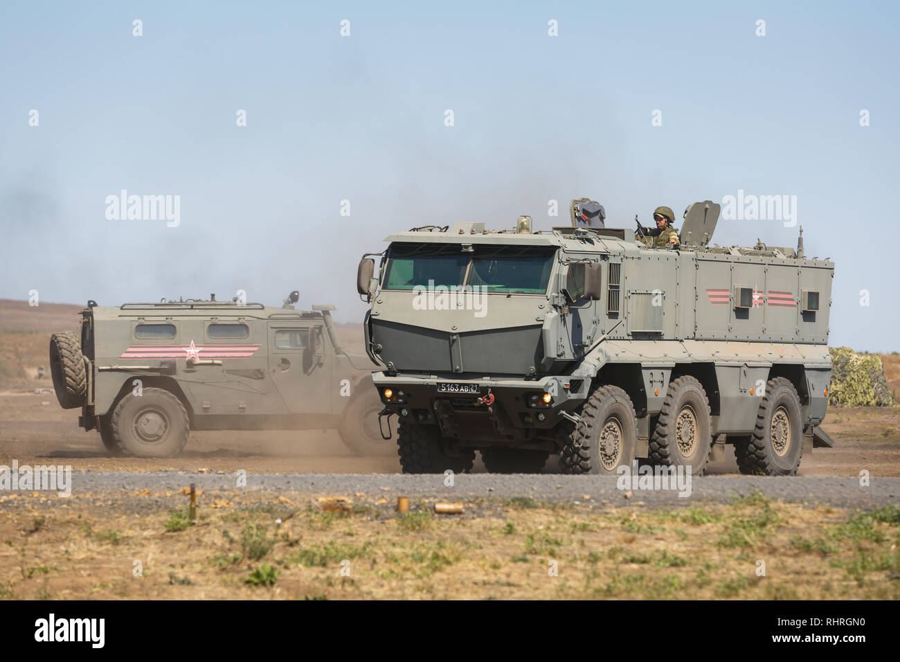 Internationale militärische technische Forum Armee 2018. Multipurpose gepanzertes Fahrzeug GAZ Kamaz -63968 -233014 Tiger und bewegen sich in eine militärische Ausbildung Grou Stockfoto