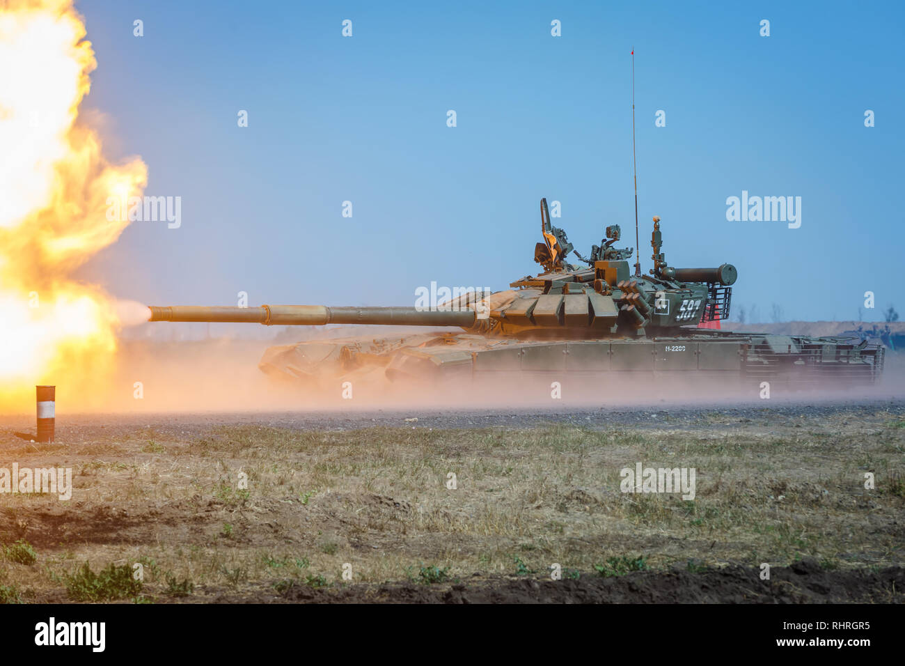 Internationale militärische technische Forum Armee 2018. Russische moderne T-90 Tank bewegt sich auf dem Truppenübungsplatz und schießt Stockfoto