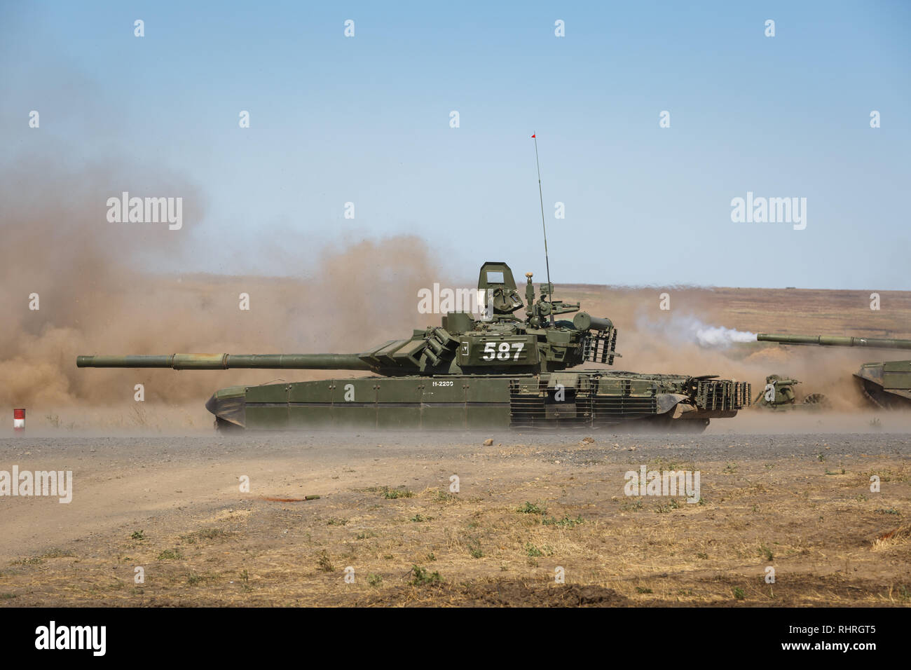 Internationale militärische technische Forum Armee 2018. Russische moderne T-90 Tank bewegt sich auf dem Truppenübungsplatz Stockfoto
