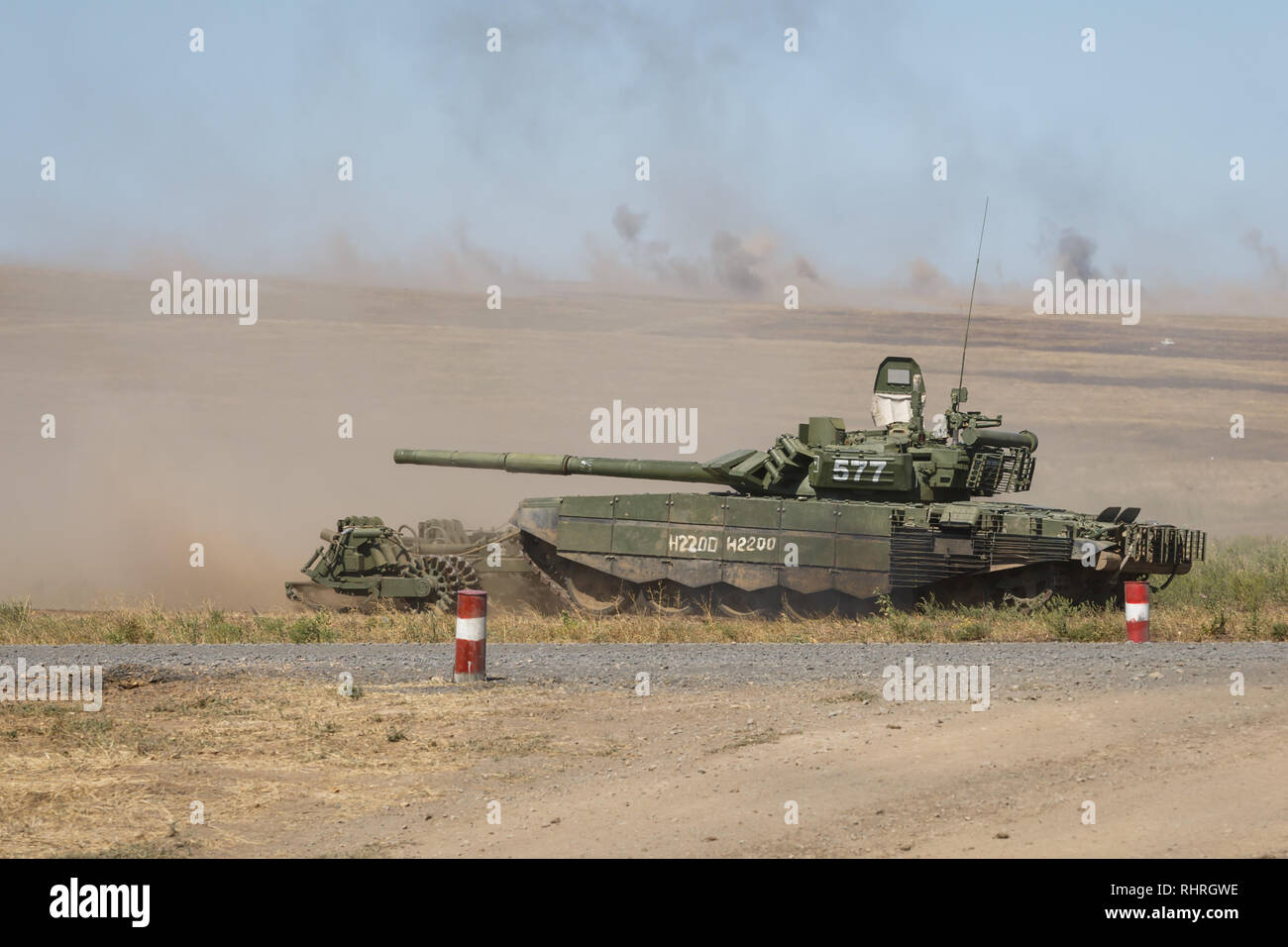 Internationale militärische technische Forum Armee 2018. Moderne russische Tank mit einer Ausrüstung für Minenräumung Stockfoto