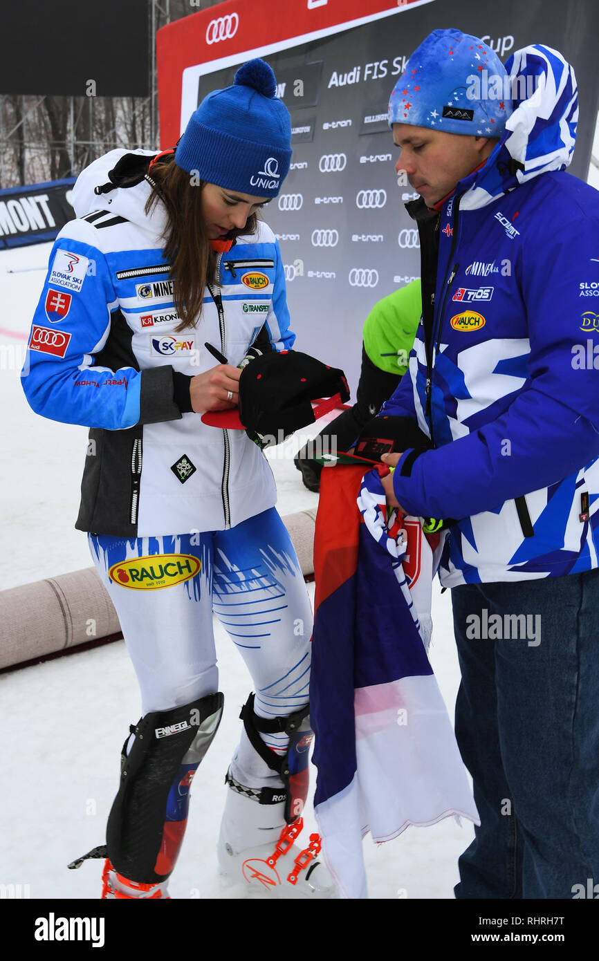 KILLINGTON, USA - 25. NOVEMBER: Petra Vlhova der Slowakei Unterzeichnung Souvenirs während des Audi FIS Alpine Ski World Cup Damen Riesenslalom. Stockfoto