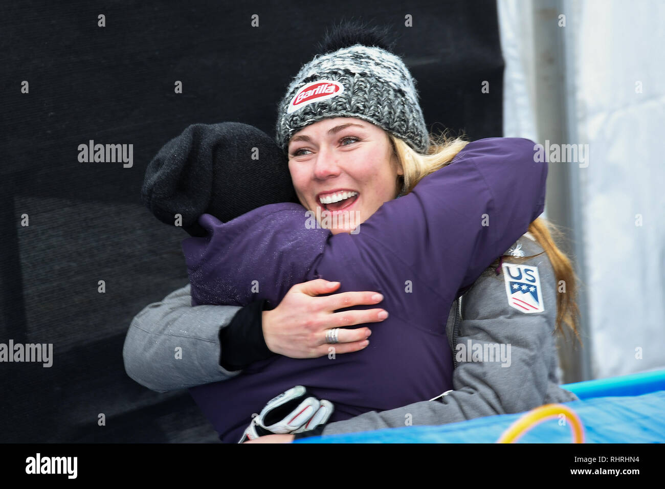 Killington Usa 25 November Mikaela Shiffrin Geben Eine Umarmung An Den Freund Wahrend Des Audi Fis Alpine Ski World Cup Damen Riesenslalom Stockfotografie Alamy