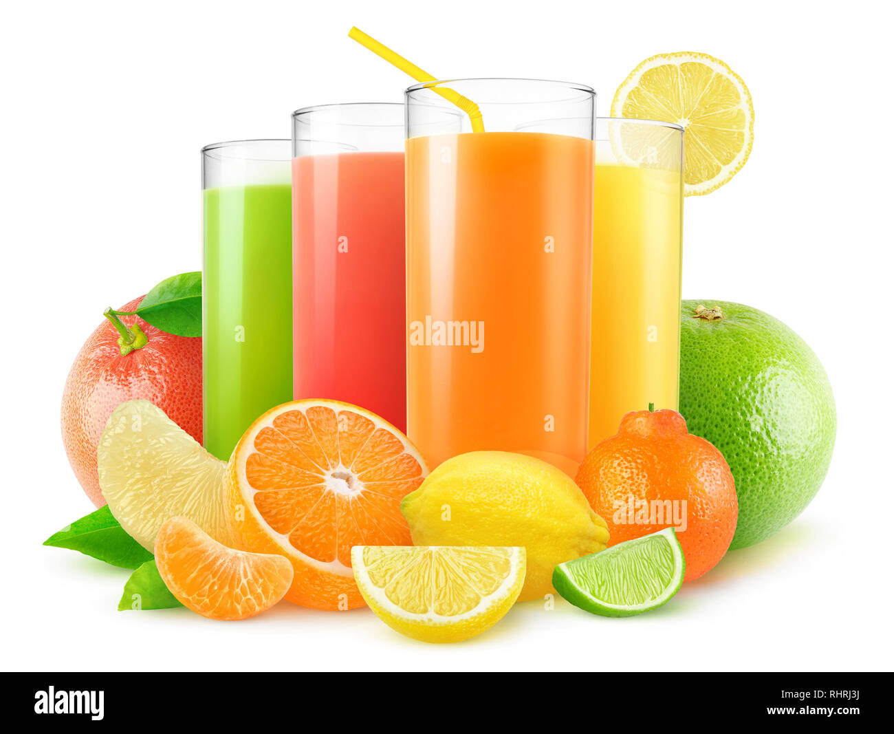 Isolierte Säfte. Vier Gläser mit frischem Saft und Stapel von Zitrusfrüchten (Grapefruit, Orange, Zitrone, Limette, Mandarine) auf weißem Hintergrund mit Stockfoto