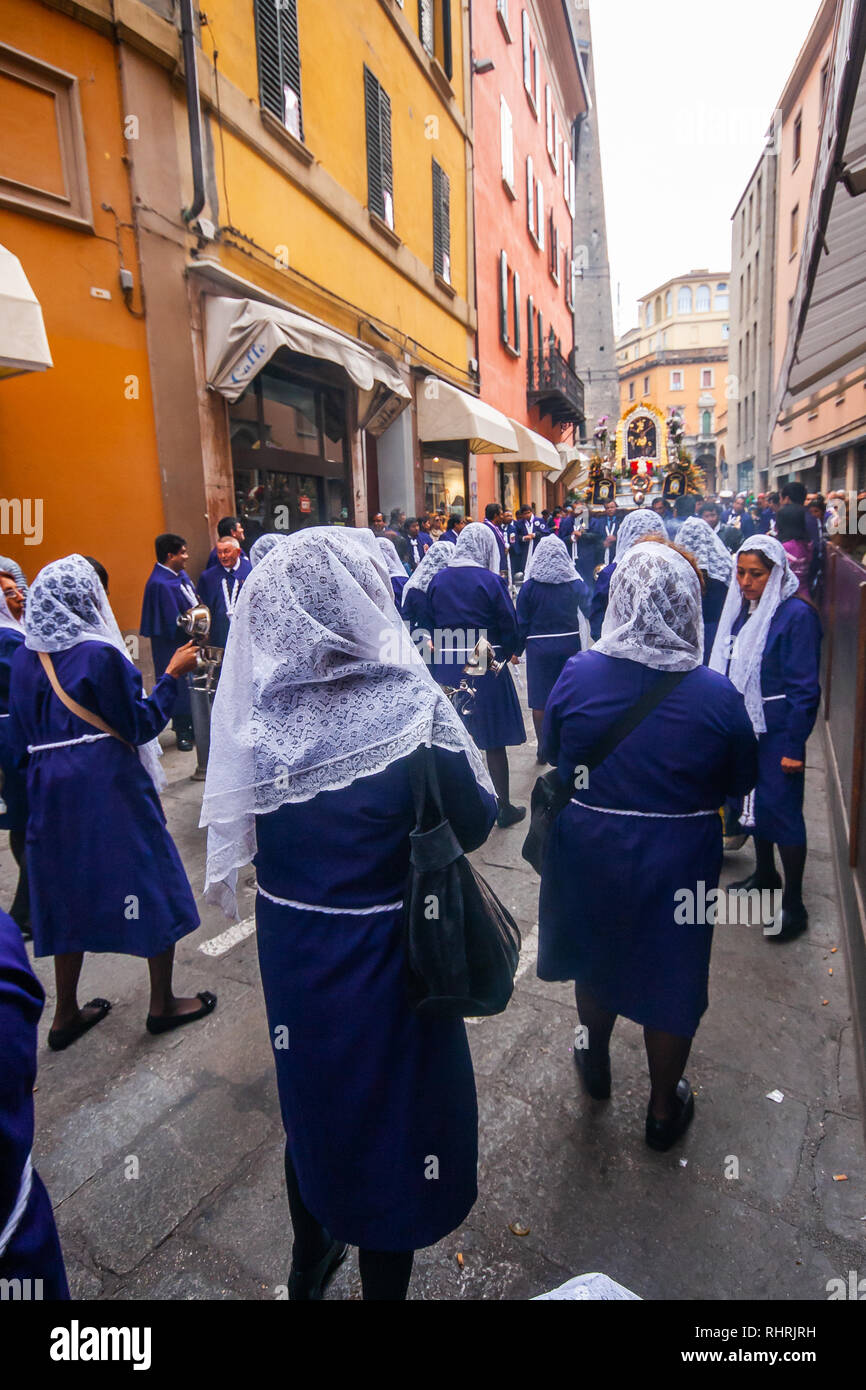 BOLOGNA/ITALIEN - Oktober 10, 2010: Peruanische Trauerzug Marching engen Gassen der alten mittelalterlichen Stadt Stockfoto