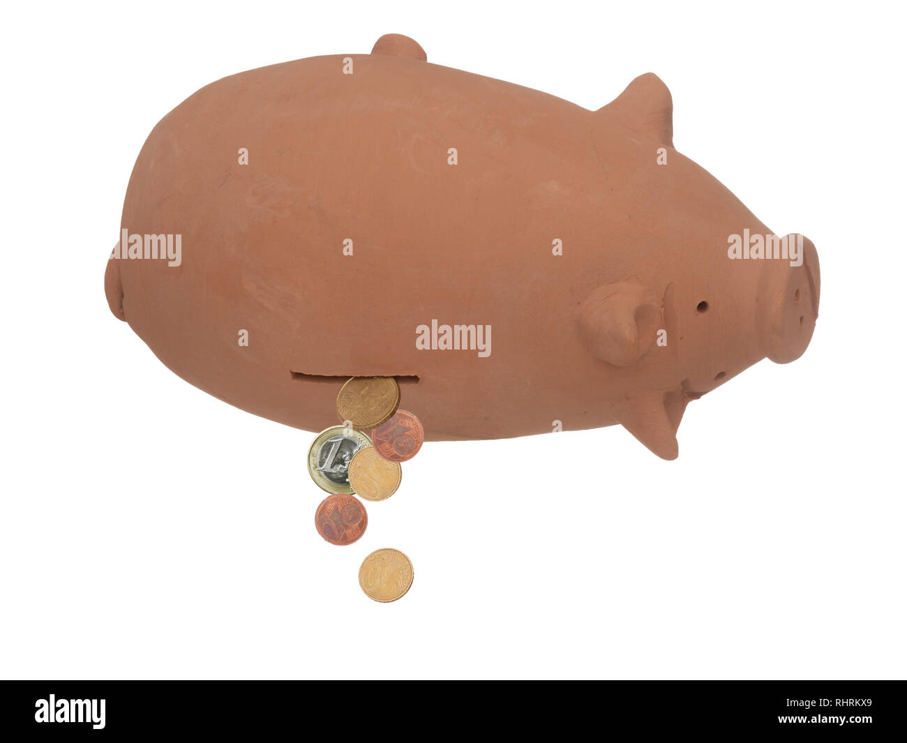 Piggy Bank, Geld, Kopf, wenige Euro Münzen herausfallen. EU-Finanzkrise etc. Banken, Budget Konzept. Auf weiß isoliert. Stockfoto