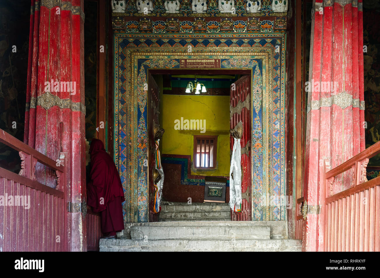 Tibetisch-buddhistischen Mönch am Eingang der Potala Palast, Lhasa, Tibet Stockfoto