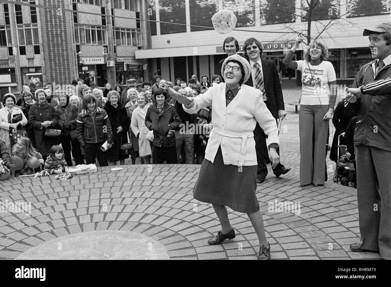 Eierkuchenwenden Wettbewerb, John Frost Square, Newport, South Wales, 1979. Stockfoto