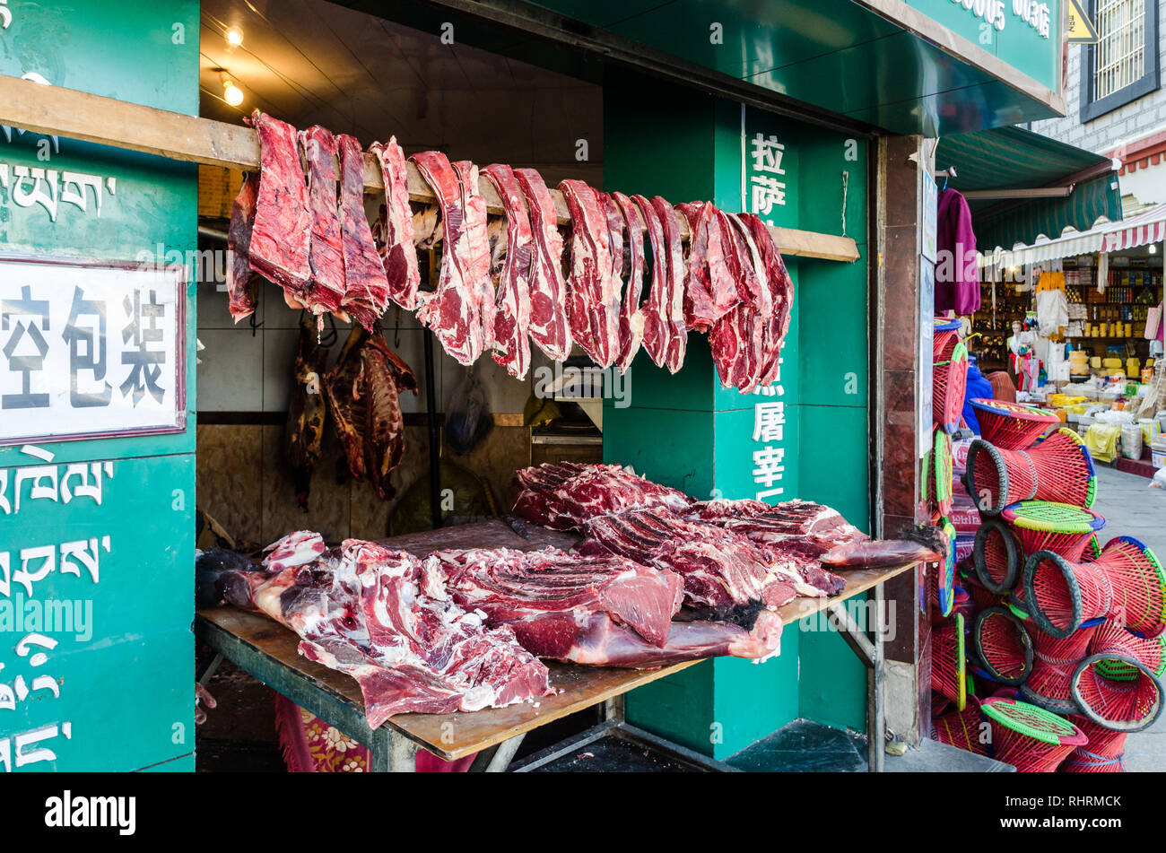 Große Stücke Fleisch hängen von einer Metzgerei in Lhasa, Tibet Stockfoto