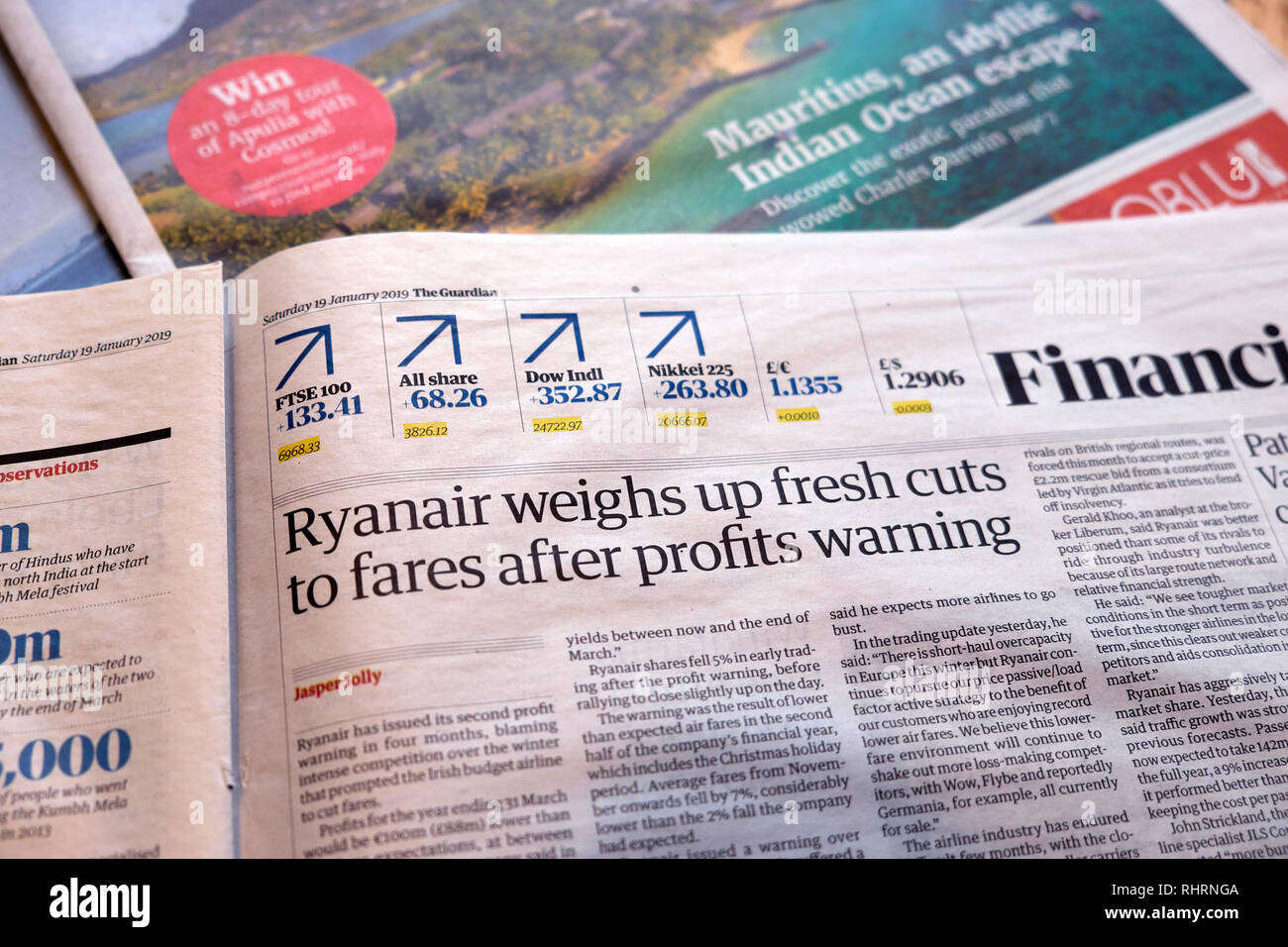 "Ryanair wiegt bis frischen Schnitte zu Flugpreise nach Gewinne Warnung' Artikel in der Financial Abschnitt der Zeitung The Guardian London England UK Januar 2019 Stockfoto