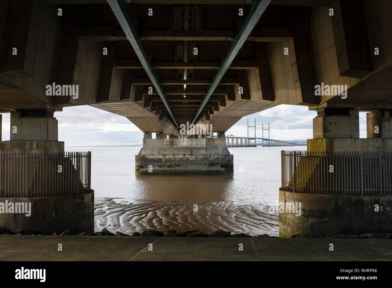 Severn Bridge, die auch als der Prinz von Wales Bridge bekannt, die die Autobahn M4 von Gloucestershire in England Gwent in Wales Stockfoto