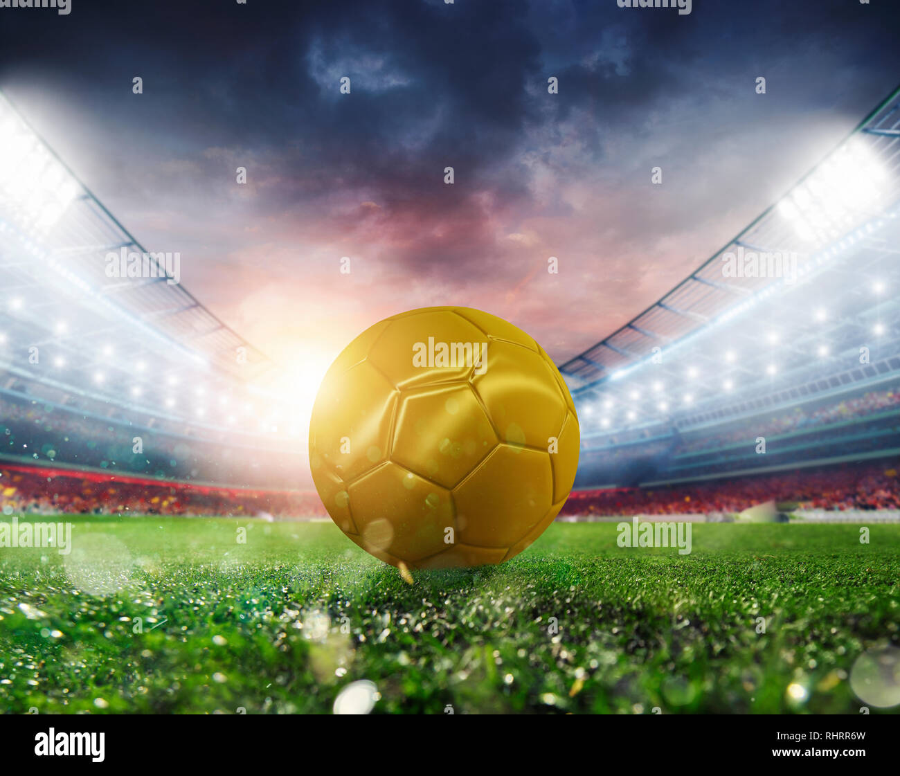 Golden Soccerball im Stadion bereit für Match Stockfoto